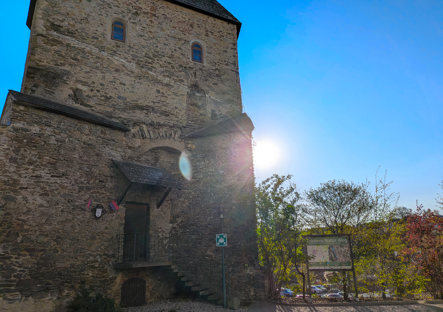 Kindern liegen im Kreis