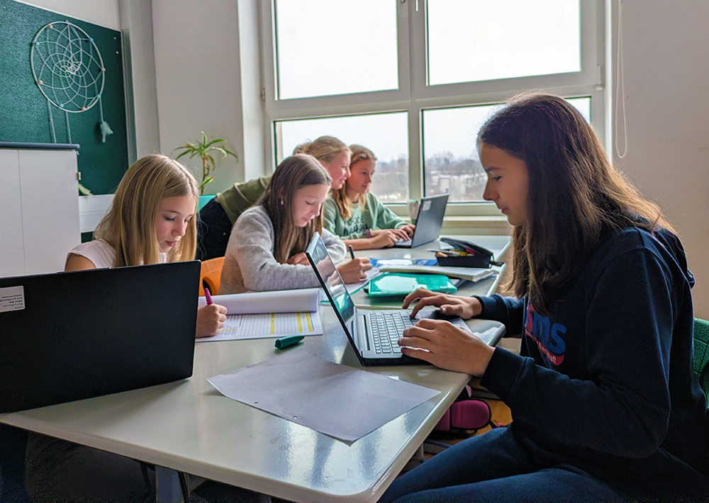 Kindern liegen im Kreis